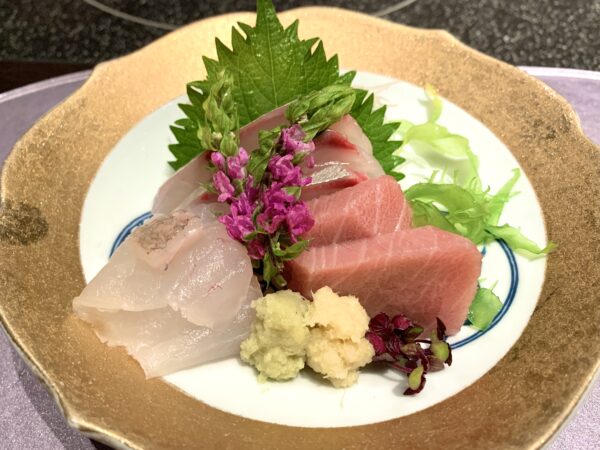 本日鮮魚の刺身盛り合わせ マグロ、ハマチ、鯛