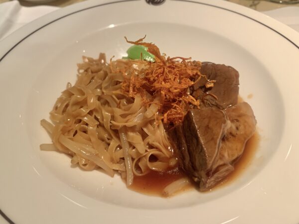 山形牛肉と葉玉葱の煮込み香港麺 